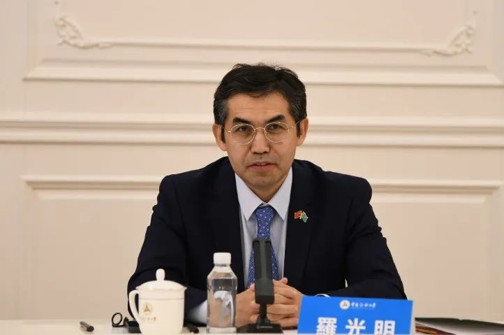 哈萨克斯坦常驻上合组织代表罗光明借中国谚语"要致富先修路"提出"要